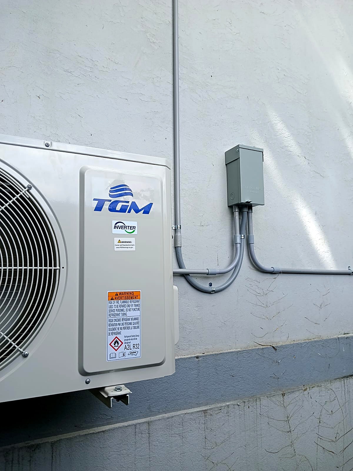 Técnico instalando aire acondicionado